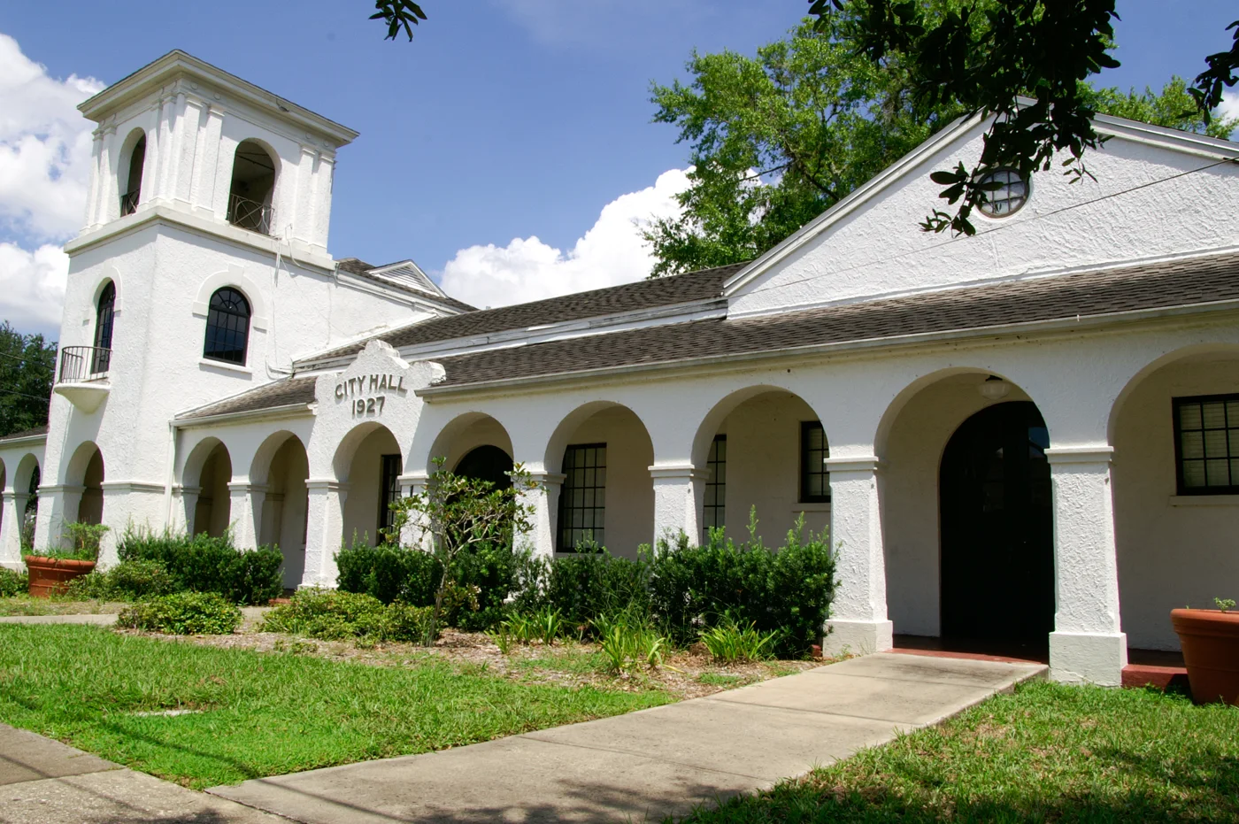 Historic Davenport city hall with arched entrances